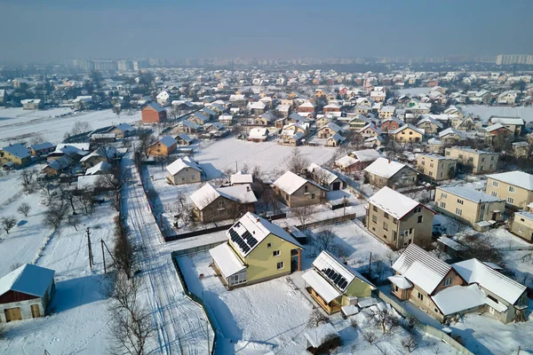 寒い冬に農村郊外の町エリアで雪に覆われた屋根を持つ民家の空中ビュー — ストック写真