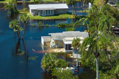 Etrafı Ian Kasırgası ile çevrili sel suları Florida yerleşim bölgesindeki evleri sarıyor. Doğal afetin sonuçları..