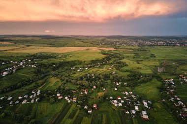 Gün batımında kırsal bölgedeki yerleşim yerlerinin hava görüntüsü.