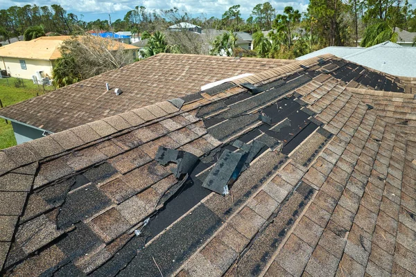 Wind Damaged House Roof Missing Asphalt Shingles Hurricane Ian Florida — Stock Photo, Image