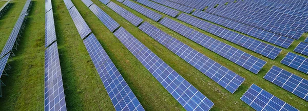 Vista Aérea Una Gran Central Eléctrica Sostenible Con Filas Paneles —  Fotos de Stock