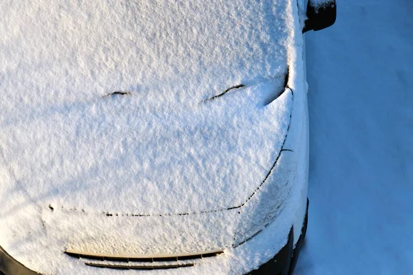 Carro Estacionado Neve Coberta Estrada Escorregadia Dia Frio Inverno — Fotografia de Stock