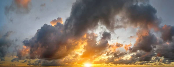 Nuvens Colofrul Brilhantemente Iluminadas Pelo Pôr Sol Céu Noite Mudança — Fotografia de Stock