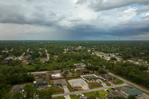 Dark Stormy Clouds Forming Gloomy Sky Heavy Rainfall Suburban Town — Fotografia de Stock