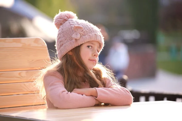 Portret Van Een Schattig Klein Meisje Met Roze Hoed Die — Stockfoto