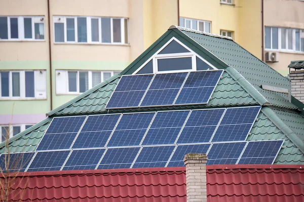 郊外の農村部できれいな生態系の電気エネルギーを発生させるための太陽光発電パネルで覆われた民家の屋根 自律住宅の概念 — ストック写真