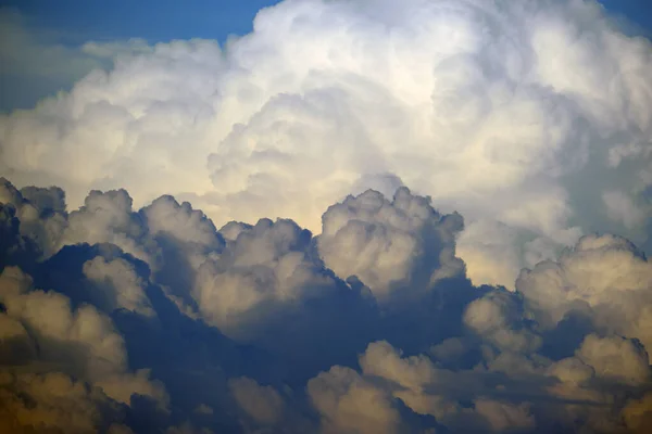 White Fluffy Cumulonimbus Clouds Forming Thunderstorm Summer Blue Sky Changing — Stok Foto