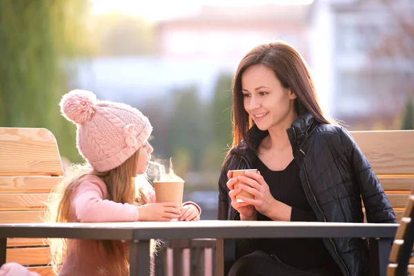 여자가 카페에서 뜨거운 음료를 마시며 즐거운 시간을 보내고 있습니다 에서의 — 스톡 사진