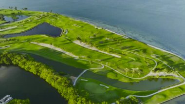 Florida 'nın güneybatısındaki Gasparilla Adası' nda küçük bir kasaba olan Boca Grande 'de yeşil çimenli büyük goulf saha manzarası..