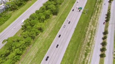 Yoğun, hızlı giden trafiği olan Amerikan otoyolunun havadan görüntüsü. Eyaletler arası ulaşım kavramı.