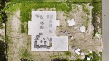 Beton yatağın havadan görüntüsü duvarlar için hazır Yeni ev endüstriyel inşaat sahasında.