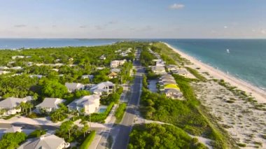 Florida 'nın güneybatısındaki Gasparilla Adası' ndaki Boca Grande kasabasındaki pahalı yerleşim yerlerinin hava manzarası. Amerikan banliyölerinde emlak gelişimine örnek olarak Amerikan rüya evleri.