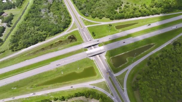 可移动的交通车辆和卡车从空中俯瞰公路山口 — 图库视频影像