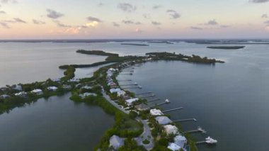 Florida 'nın güneybatısındaki Gasparilla Adası' nda küçük bir kasaba olan Boca Grande 'de pahalı evleri olan zengin komşuların hava manzarası. Amerika 'da emlak gelişimine örnek olarak Amerikan rüya evleri.