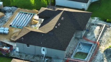 Bahçe işleri, lağım gideri tesisatı ve Florida 'nın sessiz kırsal bölgesinde inşaat halindeki yüzme havuzu olan banliyö özel evinin havası..