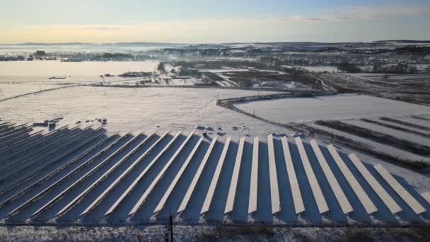 Воздушный Обзор Снега Покрыл Устойчивую Электростанцию Многими Рядами Солнечных Фотоэлектрических — стоковое видео