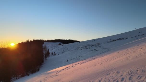 Letecký Pohled Zimní Krajinu Horskými Kopci Pokrytými Věčně Zeleným Borovým — Stock video