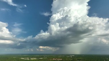Kasaba üzerinde sağanak fırtınadan önce fırtınalı gökyüzünde oluşan kara uğursuz bulutların manzarası..