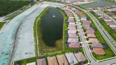Florida 'nın banliyö bölgesinde inşaat halindeki aile evleri ile gayrimenkul geliştirme. Büyüyen Amerikan banliyöleri kavramı.