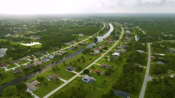 フロリダ州静かな田園地帯の緑のヤシの木の間の郊外の民家の空中風景 — ストック動画