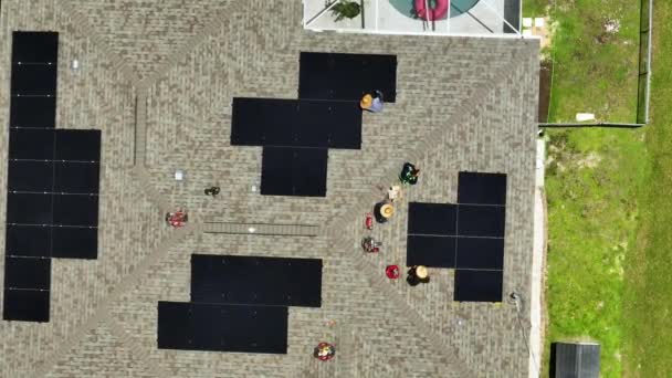 Letecký Pohled Instalaci Solárních Panelů Americkou Domácí Střechu Pro Výrobu — Stock video