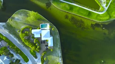 Florida 'nın güneybatısındaki Gasparilla Adası' nda küçük bir kasaba olan Boca Grande 'de yeşil palmiye ağaçlarıyla dolu büyük goulf saha manzarası..