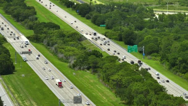 Flygfoto Över Upptagen Amerikansk Motorväg Med Tung Snabbrörlig Trafik Begreppet — Stockvideo