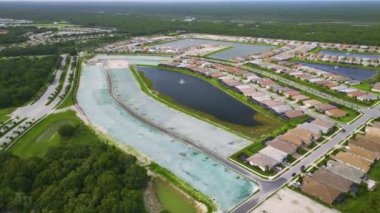 Florida 'da kapalı yaşam kulüplerinde sıkıca dolu yeni evleri olan inşaat alanının havadan görüntüsü. Amerikan banliyölerinde emlak gelişimine örnek olarak aile evleri.