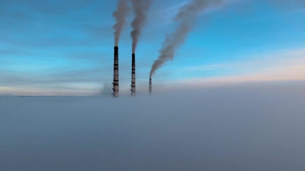 Высокие Трубы Угольной Электростанции Чёрным Дымом Движущимся Вверх Загрязняющим Атмосферу — стоковое видео