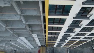 Monolitik çerçevesi yapım aşamasında olan yüksek konutlu bir apartman. Gayrimenkul geliştirme.