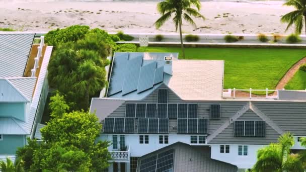 Costosa Casa Residenziale Americana Con Tetto Coperto Con Pannelli Solari — Video Stock