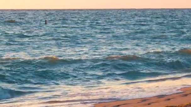 Океанський Захід Сонця Пейзаж Якими Вечірніми Морськими Хвилями Води Дроблення — стокове відео