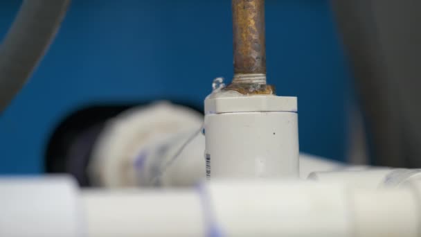 Πλαστικοί Σωλήνες Διαρροή Νερού Από Ελαττωματική Σύνδεση Του Εξωτερικού Συστήματος — Αρχείο Βίντεο