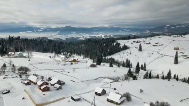 Paesaggio Invernale Con Piccole Case Paese Tra Foresta Innevata Montagne — Video Stock