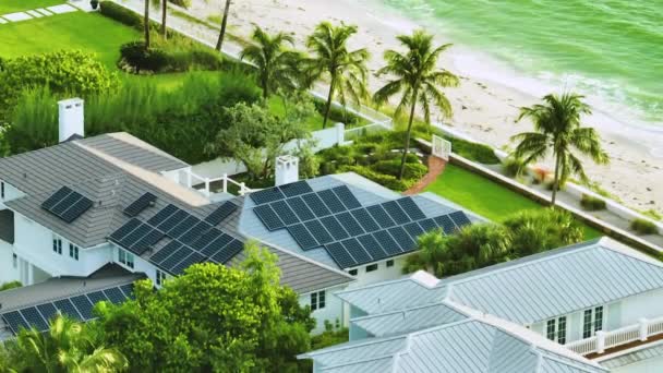 Letecký Pohled Drahou Americkou Střechu Modrými Solárními Fotovoltaickými Panely Pro — Stock video