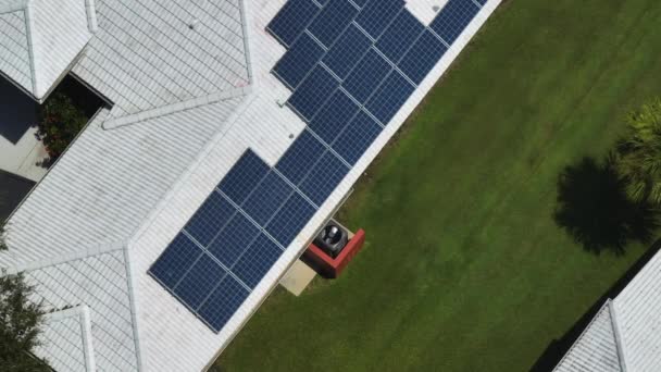 Αεροφωτογραφία Της Κανονικής Αμερικανικής Στέγης Σπιτιού Μπλε Ηλιακούς Φωτοβολταϊκούς Συλλέκτες — Αρχείο Βίντεο