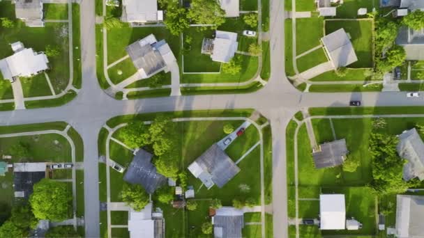 Flygfoto Gatutrafik Med Bilkörning Småstad Amerika Förort Landskap Med Hem — Stockvideo