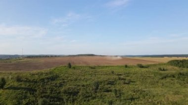 Tarım tarlasını süren traktörün havadan görünüşü yaz mevsiminde tohum ekmek için toprağı hazırlıyor..