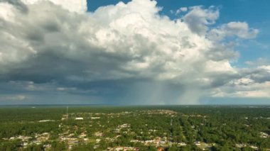 Kasvetli gökyüzünde kara fırtınalı bulutlar şekilleniyor. Şehir merkezine sağanak yağış gelmeden önce..