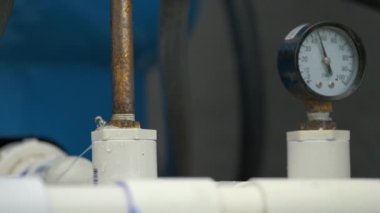Amerikan evindeki su filtreleme sisteminin arızalı bağlantısından sızan plastik borular..