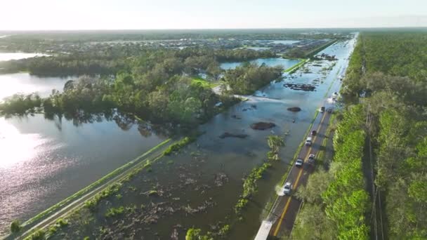 飓风伊恩在佛罗里达州居民区用移动的汽车淹没了街道 周围都是水屋 自然灾害的后果 — 图库视频影像