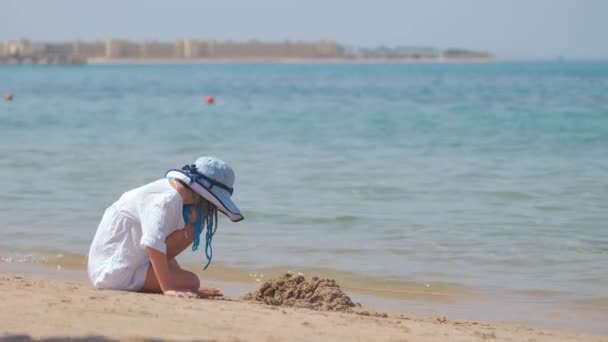 Lonely Child Girl Playing White Sand Sea Beach Background Blue — Stock videók