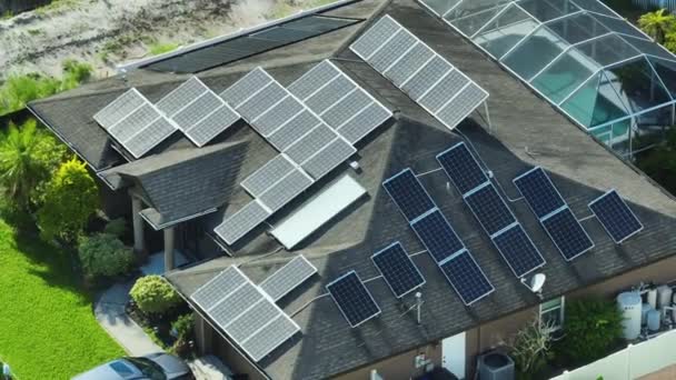 Casa Residencial Ordinaria Usa Con Techo Cubierto Con Paneles Solares — Vídeo de stock