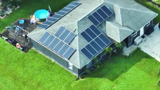 Casa Residencial Ordinaria Usa Con Azotea Cubierta Con Paneles Solares — Vídeo de stock