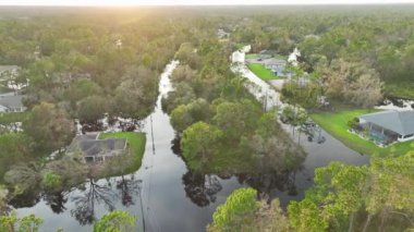 Etrafı Ian Kasırgası ile çevrili sel suları Florida yerleşim bölgesindeki evleri sarıyor. Doğal afetin sonuçları..