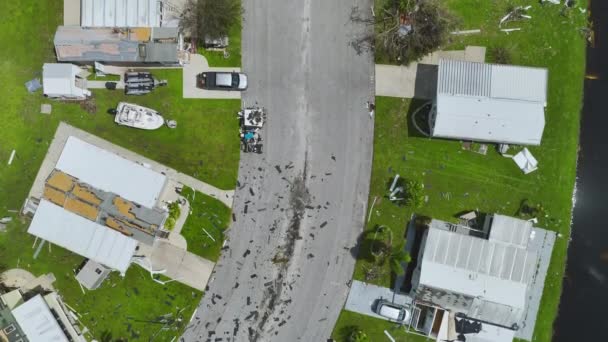 飓风伊恩吹袭佛罗里达州移动住宅区后 房屋严重受损 自然灾害的后果 — 图库视频影像