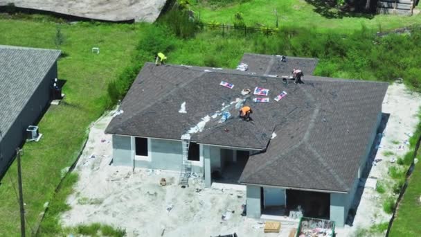 Widok Górny Profesjonalnych Pracowników Montujących Materiał Pokrywający Asfalt Drewnianym Dachu — Wideo stockowe