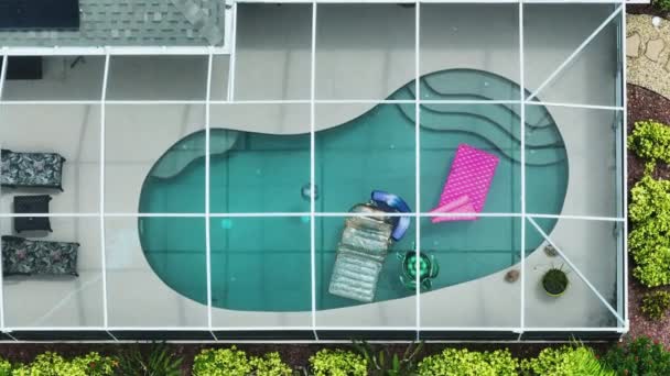 Typisch Zeitgenössisches Amerikanisches Großes Schwimmbad Hinterhof Eines Privathauses Mit Außenumzäunung — Stockvideo