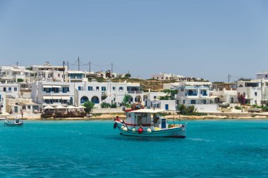 Naxos 'ta altın günbatımında bir tekne. 