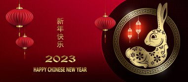 Mutlu Çin Yeni Yılı 2023. Yuvarlak altın çerçeveli tavşanlı kırmızı tebrik kartı. Metin, Mutlu yıllar.